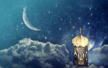 Süslü Arap feneri ve gece parlayan hilal ay ışığı. Müslüman kutsal ayı Ramazan Kareem için kutlama kartı.