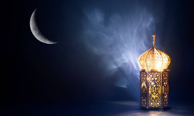 Süslü Arap feneri ve gece parlayan hilal ay ışığı. Müslüman kutsal ayı Ramazan Kareem için kutlama kartı.