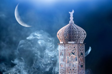 Süslü Arap feneri ve gece parlayan hilal ay ışığı. Müslüman kutsal ayı Ramazan Kareem için kutlama kartı.