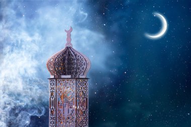 Süslü Arap feneri ve gece parlayan hilal ay ışığı. Müslüman kutsal ayı Ramazan Kareem için kutlama kartı.