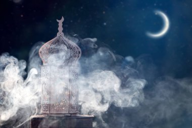 Süslü Arap feneri ve gece parlayan hilal ay ışığı. Müslüman kutsal ayı Ramazan Kareem için kutlama kartı.