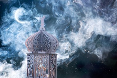 Duman ile süslemeli Arapça fener. Müslüman kutsal ayı Ramazan Kareem için kutlama kartı.