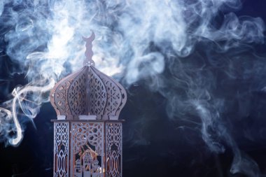 Duman ile süslemeli Arapça fener. Müslüman kutsal ayı Ramazan Kareem için kutlama kartı.