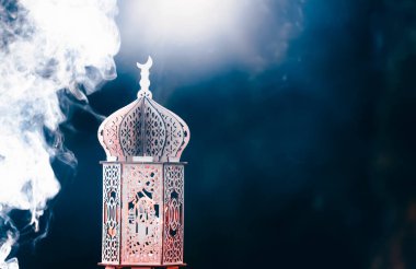Duman ile süslemeli Arapça fener. Müslüman kutsal ayı Ramazan Kareem için kutlama kartı.