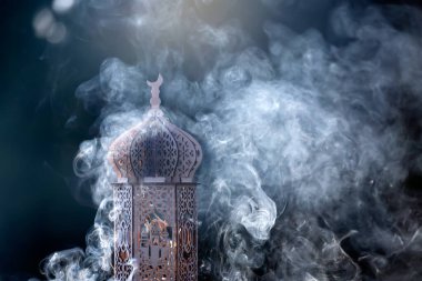 Duman ile süslemeli Arapça fener. Müslüman kutsal ayı Ramazan Kareem için kutlama kartı.