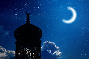Ramazan Kareem geçmişi. Gece gökyüzünde hilal ay ve yıldızlı cami silueti
