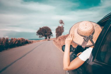 Avrupa 'da bir arabada seyahat eden genç bir kadın. Özgürlük, seyahat ve tatil yolculuğu konsept yaşam tarzı imajı.