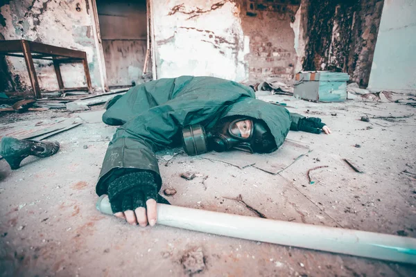 Gaz Maskeli Kıyamet Sonrası Hayatta Kalanlar Yıkılmış Bir Binada Yere — Stok fotoğraf