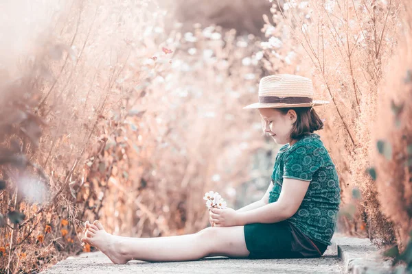 Little Adorable Dziewczyna Siedzi Kolorowy Kwiat Ogród Ciesząc Się Jesiennym — Zdjęcie stockowe