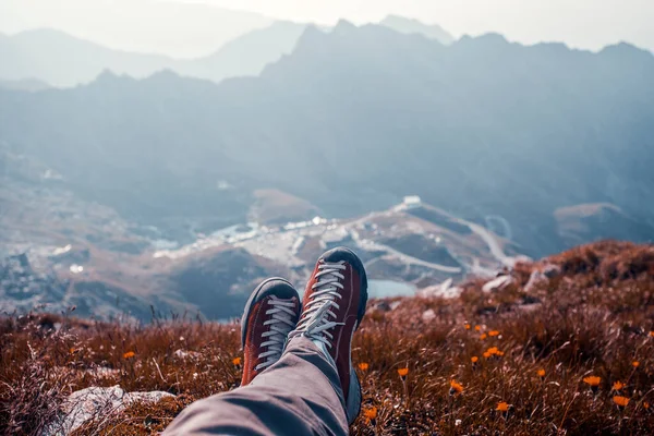 Nogi Podróżnika Butach Trekkingowych Spoczywających Skale Szczycie Góry — Zdjęcie stockowe