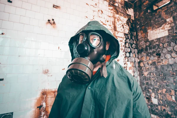 Post Apocalyptic Survivor Gas Mask Ruined Building Environmental Disaster Armageddon — Stock Photo, Image