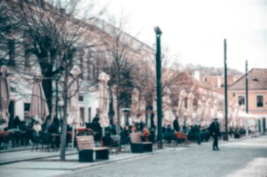Teraslarda ya da restoranlarda insanların olduğu bulanık şehir geçmişi