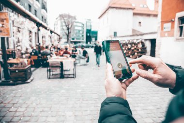 Aşılanmış kişi restoranda ya da terasta akıllı telefondan aşı sertifikası kullanıyor.. 