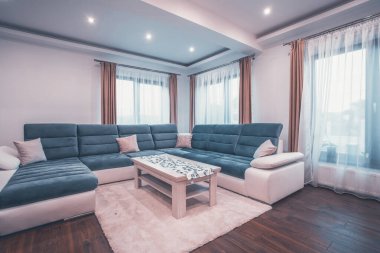 Modern oturma odasının içi - geniş açılı fotoğraf.