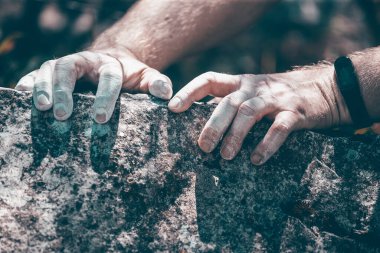 Kaya tırmanışçısının eli tebeşir tozu ile sığ alan derinliği