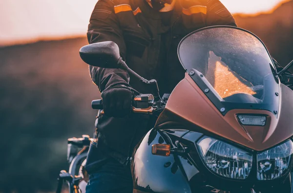 Motociclista Sosteniendo Barra Dirección Cabalgando Hermosa Puesta Sol Viajes Libertad —  Fotos de Stock