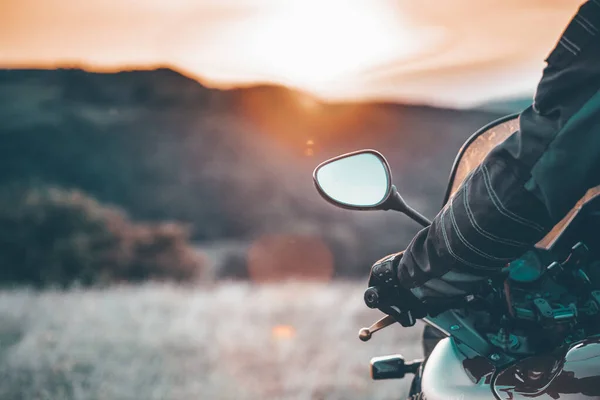 Motorradfahrer Mit Lenkrad Der Bei Schönem Sonnenuntergang Fährt Reisen Und — Stockfoto