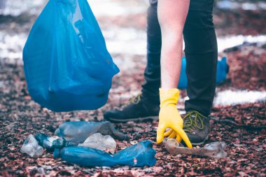 Ormanı ya da parkları temizlemek için çöp plastiği topluyorum. Çevre Koruma, Dünya Günü, gönüllü konsept.