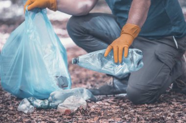 Ormanı ya da parkları temizlemek için çöp plastiği topluyorum. Çevre Koruma, Dünya Günü, gönüllü konsept.