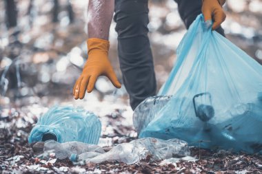 Ormanı ya da parkları temizlemek için çöp plastiği topluyorum. Çevre Koruma, Dünya Günü, gönüllü konsept.
