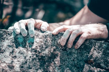 Kaya tırmanışçısının eli tebeşir tozu ile sığ alan derinliği