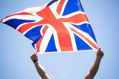 İngiliz bayrağı tutan adam. Vatansever ve Büyük Britanya 'nın destekçisi.