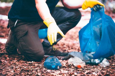Ormanı ya da parkları temizlemek için çöp plastiği topluyorum. Çevre Koruma, Dünya Günü, gönüllü konsept.