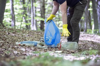 Ormanı ya da parkları temizlemek için çöp plastiği topluyorum. Çevre Koruma, Dünya Günü, gönüllü konsept.
