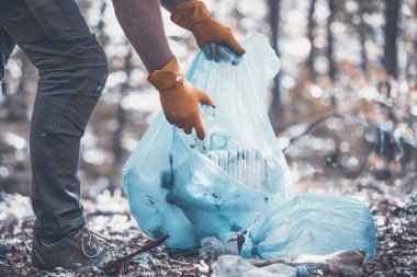 Ormanı ya da parkları temizlemek için çöp plastiği topluyorum. Çevre Koruma, Dünya Günü, gönüllü konsept.