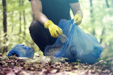 Ormanı ya da parkları temizlemek için çöp plastiği topluyorum. Çevre Koruma, Dünya Günü, gönüllü konsept.