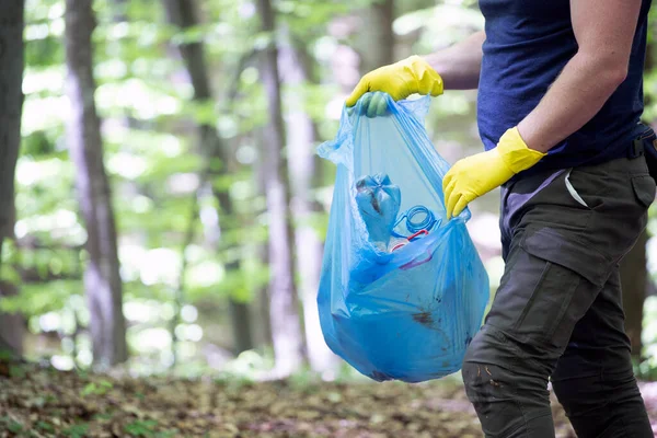 Ormanı ya da parkları temizlemek için çöp plastiği topluyorum. Çevre Koruma, Dünya Günü, gönüllü konsept.