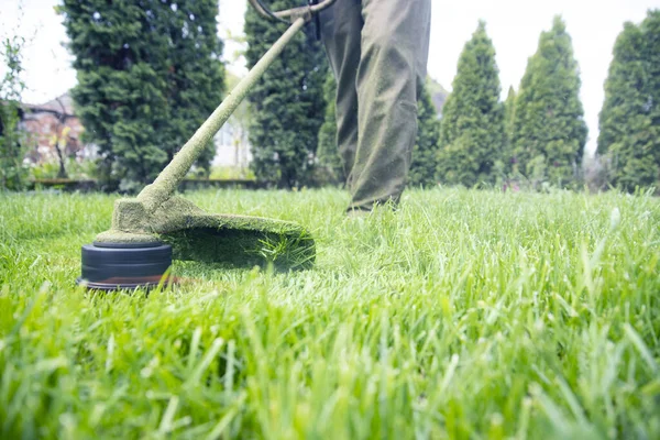 Falciare Erba Con Tosaerba Giardino Concetto Lavoro Sfondo — Foto Stock