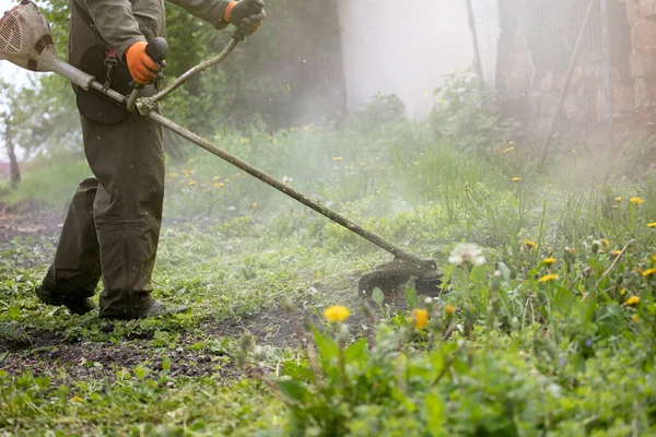 Het Gras Maaien Met Een Grasmaaier Tuinwerk Concept Achtergrond — Stockfoto