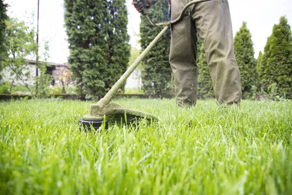 Klipper Gräset Med Gräsklippare Trädgårdsarbete Bakgrund — Stockfoto