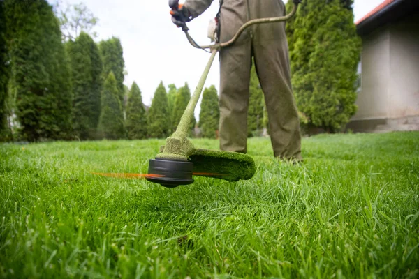 Cortando Hierba Con Una Cortadora Césped Jardín Trabajo Concepto Fondo —  Fotos de Stock