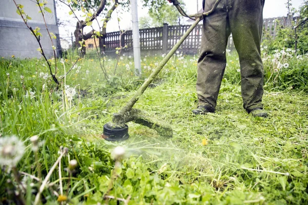 Leikkaan Nurmikkoa Ruohonleikkurilla Puutarhatyön Käsite Tausta — kuvapankkivalokuva