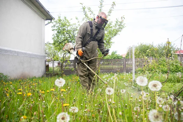 Falciare Erba Con Tosaerba Giardino Concetto Lavoro Sfondo — Foto Stock