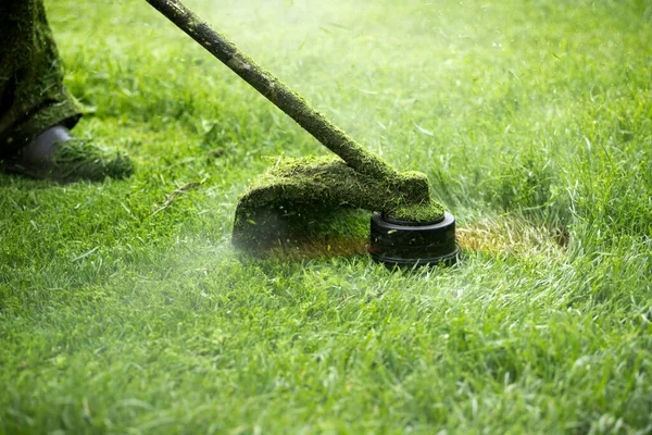 Het Gras Maaien Met Een Grasmaaier Tuinwerk Concept Achtergrond — Stockfoto