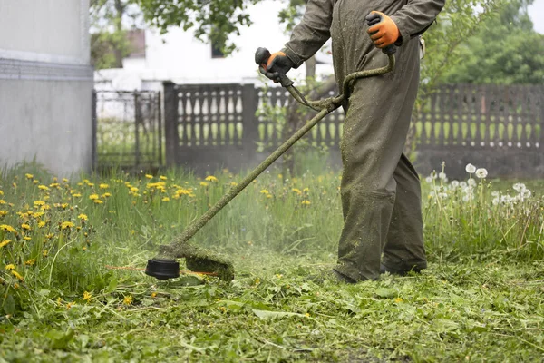 Cortar Relva Com Cortador Relva Jardim Trabalho Fundo Conceito — Fotografia de Stock