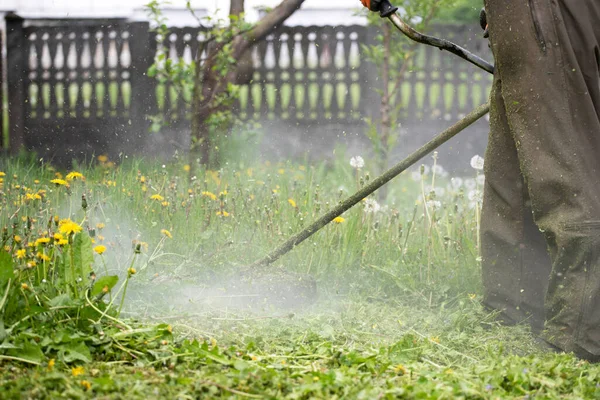 Het Gras Maaien Met Een Grasmaaier Tuinwerk Concept Achtergrond — Stockfoto