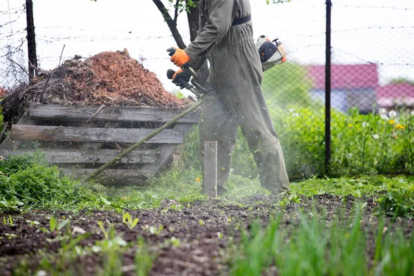 Falciare Erba Con Tosaerba Giardino Concetto Lavoro Sfondo — Foto Stock