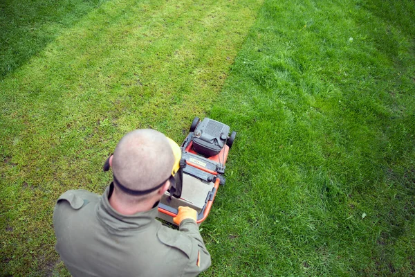 Tondre Herbe Avec Une Tondeuse Gazon Jardin Travail Concept Arrière — Photo