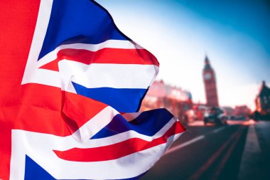 Arka planda Union Jack bayrağı ve ikonik Londra simgeleri