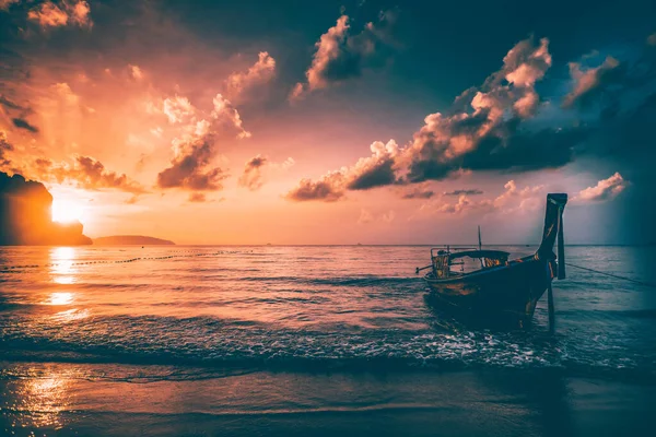 Dramático Atardecer Sobre Railay Beach Krabi Tailandia Con Tradicional Bote — Foto de Stock