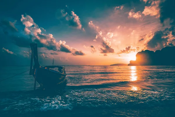 Dramatische Zonsondergang Boven Railay Beach Bij Krabi Thailand Met Traditionele — Stockfoto