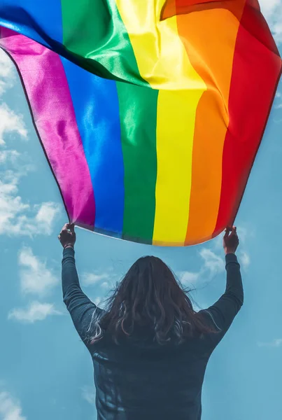 Mulher Segurando Uma Bandeira Arco Íris Gay Sobre Céu Azul — Fotografia de Stock