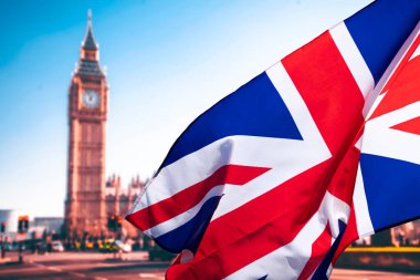 Arka planda Union Jack bayrağı ve ikonik Londra simgeleri