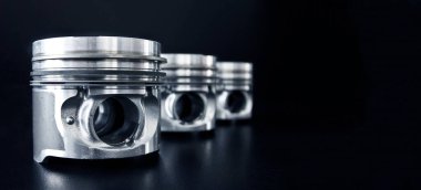 Piston pankartı kopyalama alanı ile siyah arkaplanda izole edildi. Araba servisi ve bakım konsepti.