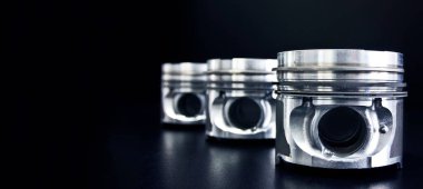 Piston pankartı kopyalama alanı ile siyah arkaplanda izole edildi. Araba servisi ve bakım konsepti.