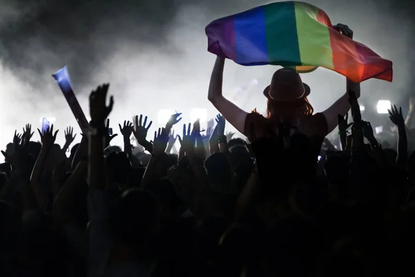 Dumna Społeczność Paradzie Podniesionymi Rękami Flagą Lgbt Symbol Miłości Tolerancji — Zdjęcie stockowe